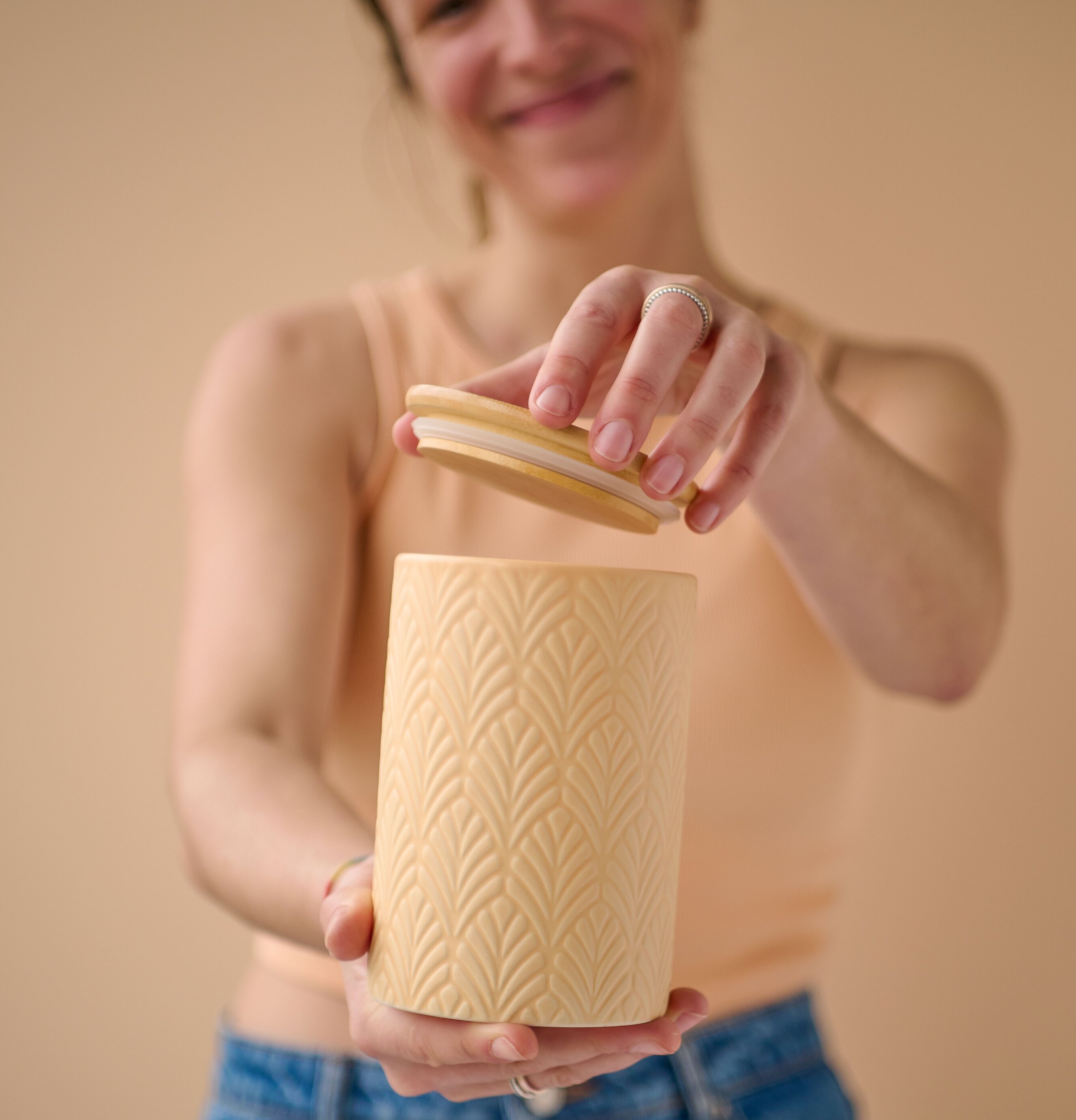 Bild av elegant aprikosfärgad förvaringsburk i keramik