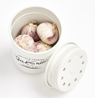 Bild av stilren plåtburk för vitlöksförvaring i köket