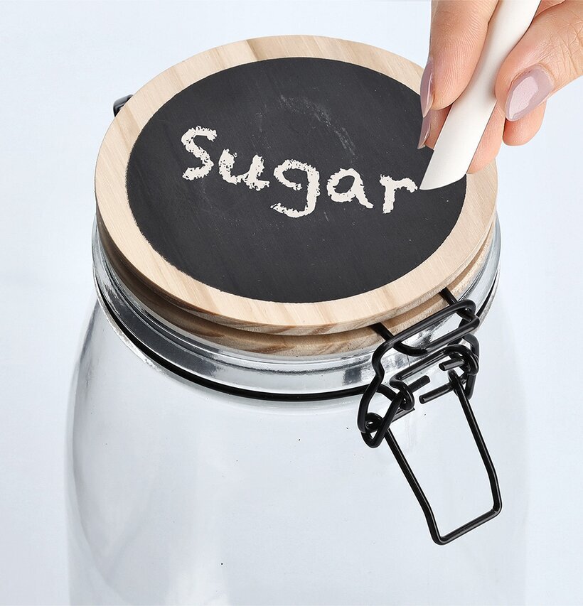 Bild av stilren glasburk med griffelplatta och trälock