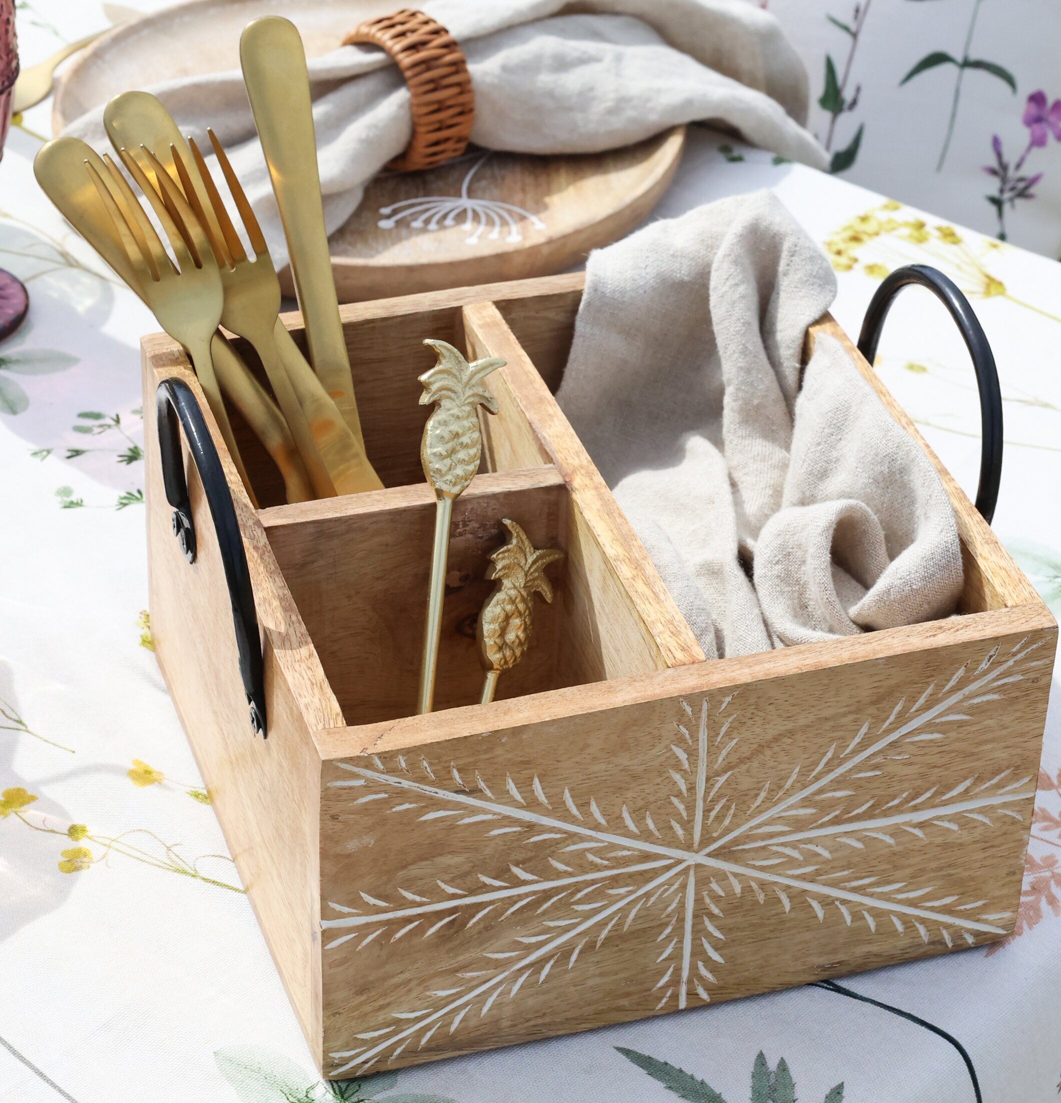 Bild av elegant träförvaringslåda med lyxiga detaljer