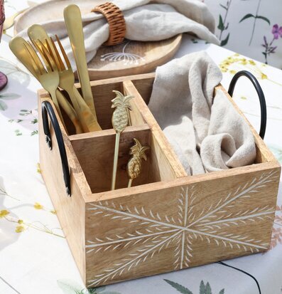 Bild av elegant träförvaringslåda med lyxiga detaljer