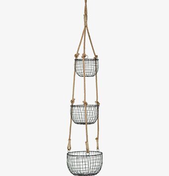 Bild av hängande korgar i rustik och naturlig estetik