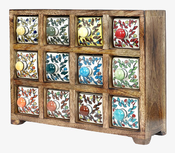 Bild av dekorativt träskåp med keramiska lådor