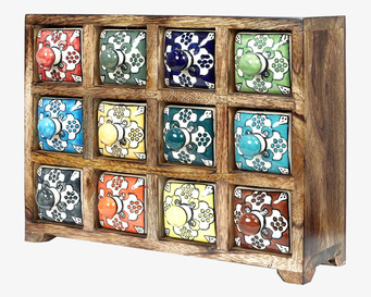 Bild av träskåp med färgglada keramiklådor i hemmet