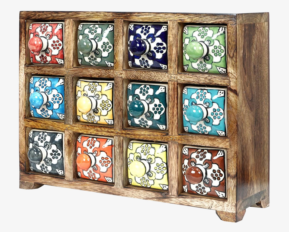 Bild av träskåp med färgglada keramiklådor i hemmet