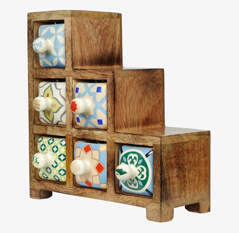 Bild av träskåp med färgrika keramiklådor och unik design