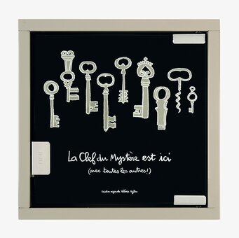 Bild av stilrent nyckelskåp med antika nyckelmotiv