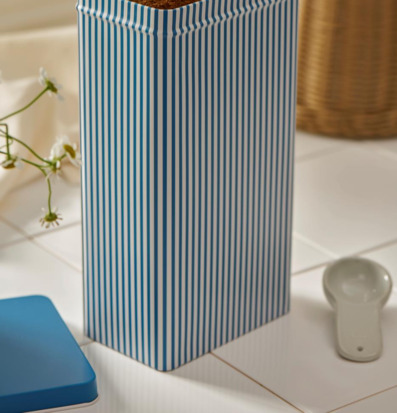 Foto av stilren plåtburk med blått och vitt mönster