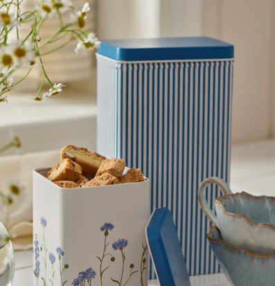 Bild av harmonisk uppställning med plåtburkar och koppar