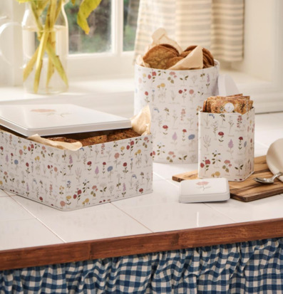 Foto: Charmig köksinteriör med dekorativa plåtburkar