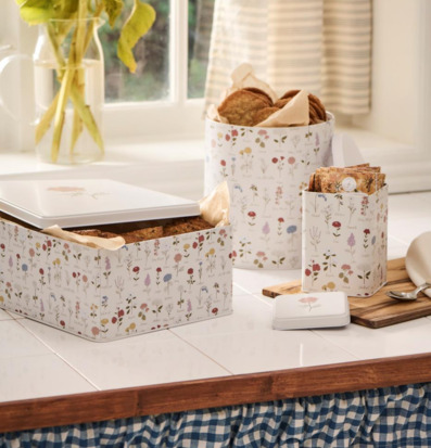 Bild av stilrena plåtburkar i en hemtrevlig köksmiljö