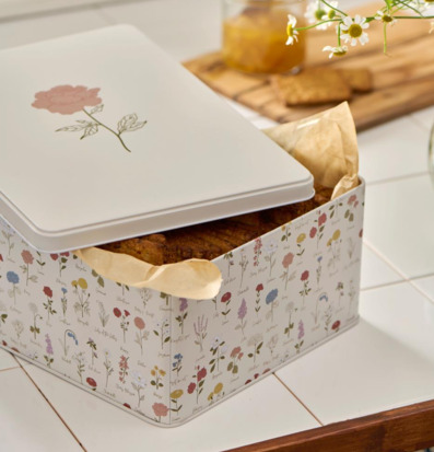 Bild av stilfull plåtburk med blommönster i köksmiljö