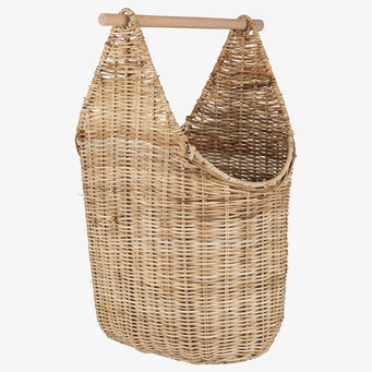 Foto av elegant rottingkorg för toalettpappersförvaring