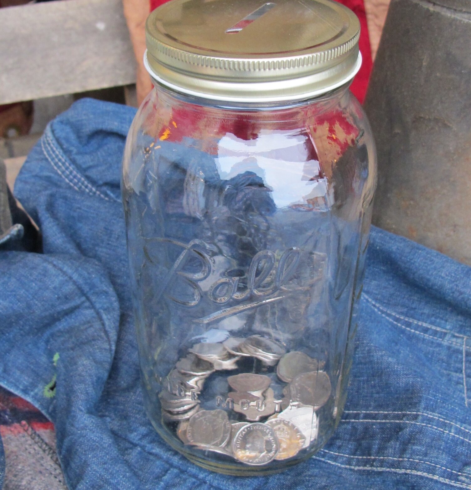 Bild av stilren spargris i glas med guldfärgat lock