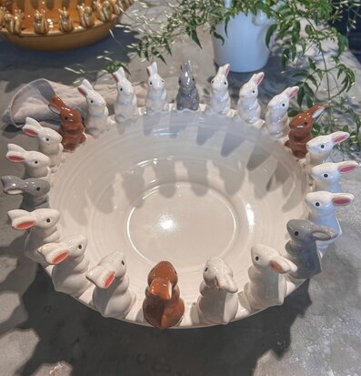 Foto av keramikskål med kaninfigurer och elegant design