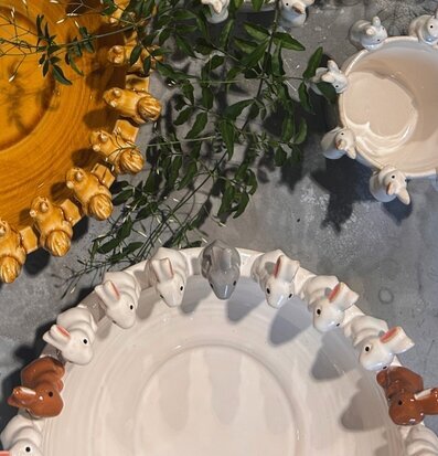 Bild av intrikata keramikskålar med kanin- och ekorrmotiv