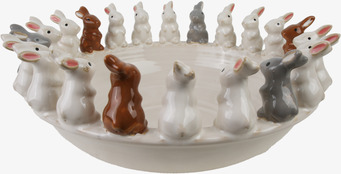 Bild av keramikskål med kaninfigurer i olika färger