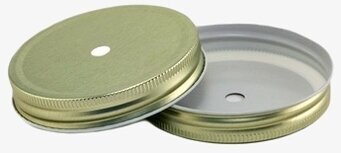 Bild på guldfärgat lock med bred öppning och sugrörshål