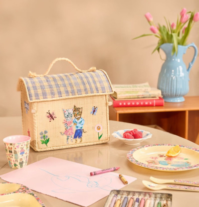 Bild av färgglad och detaljrik scen med designprodukter