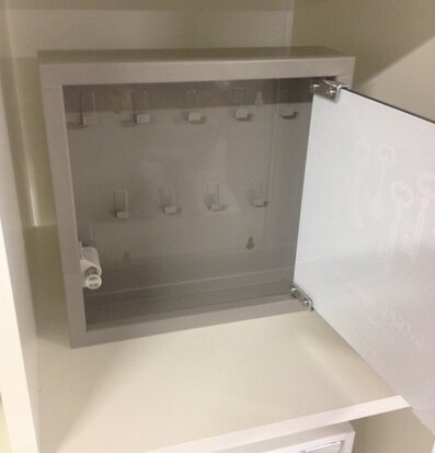 Bild av elegant nyckelskåp i grått med modern design