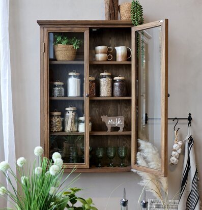 Bild av elegant vitrinskåp med rustik och naturlig känsla