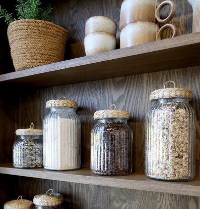 Bild av stilfull hylla med glasburkar och lantlig charm