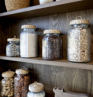 Bild av elegant hylla med glasburkar och rustik inredning