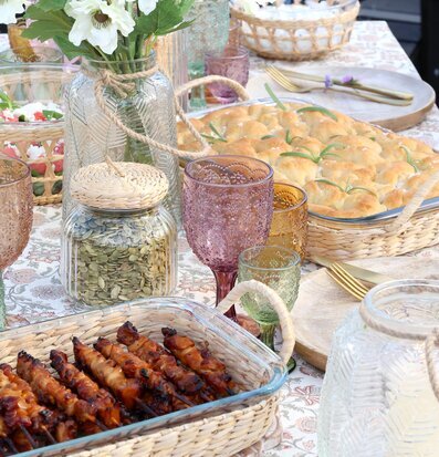 Bild av somrig dukning med elegans och jordnära tema