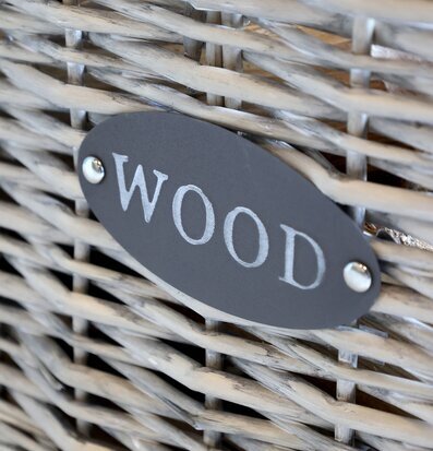 Bild av vävd vedkorg med skylt och flätade detaljer