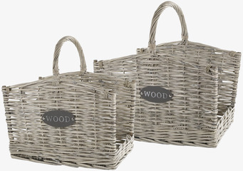 Bild av två eleganta vedkorgar i flätad pil med skyltar