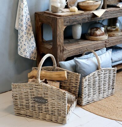 Bild av harmonisk interiör med vedkorgar och detaljer