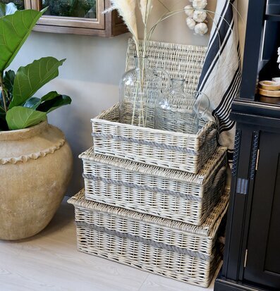 Bild av harmonisk inredning med naturmaterial och stil