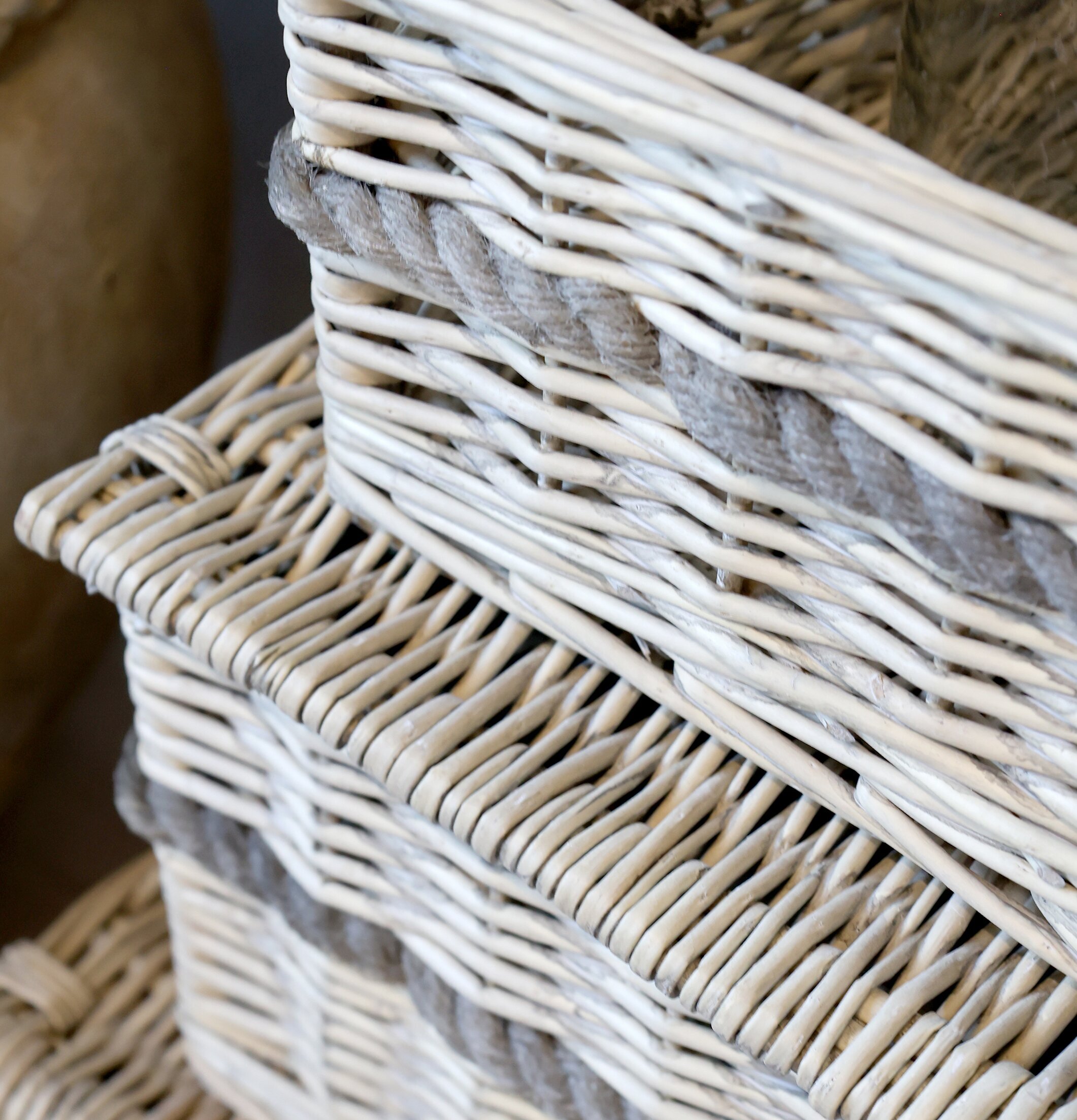 Bild av exklusiva, handflätade korgar i naturlig stil