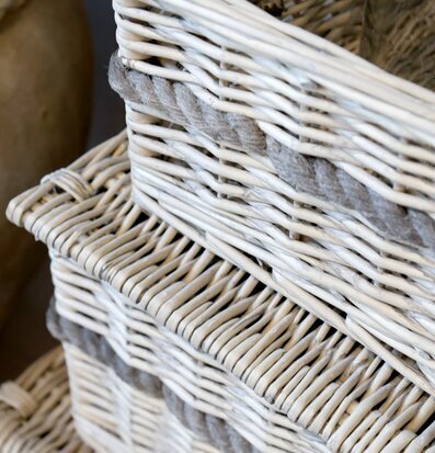 Bild av exklusiva, handflätade korgar i naturlig stil