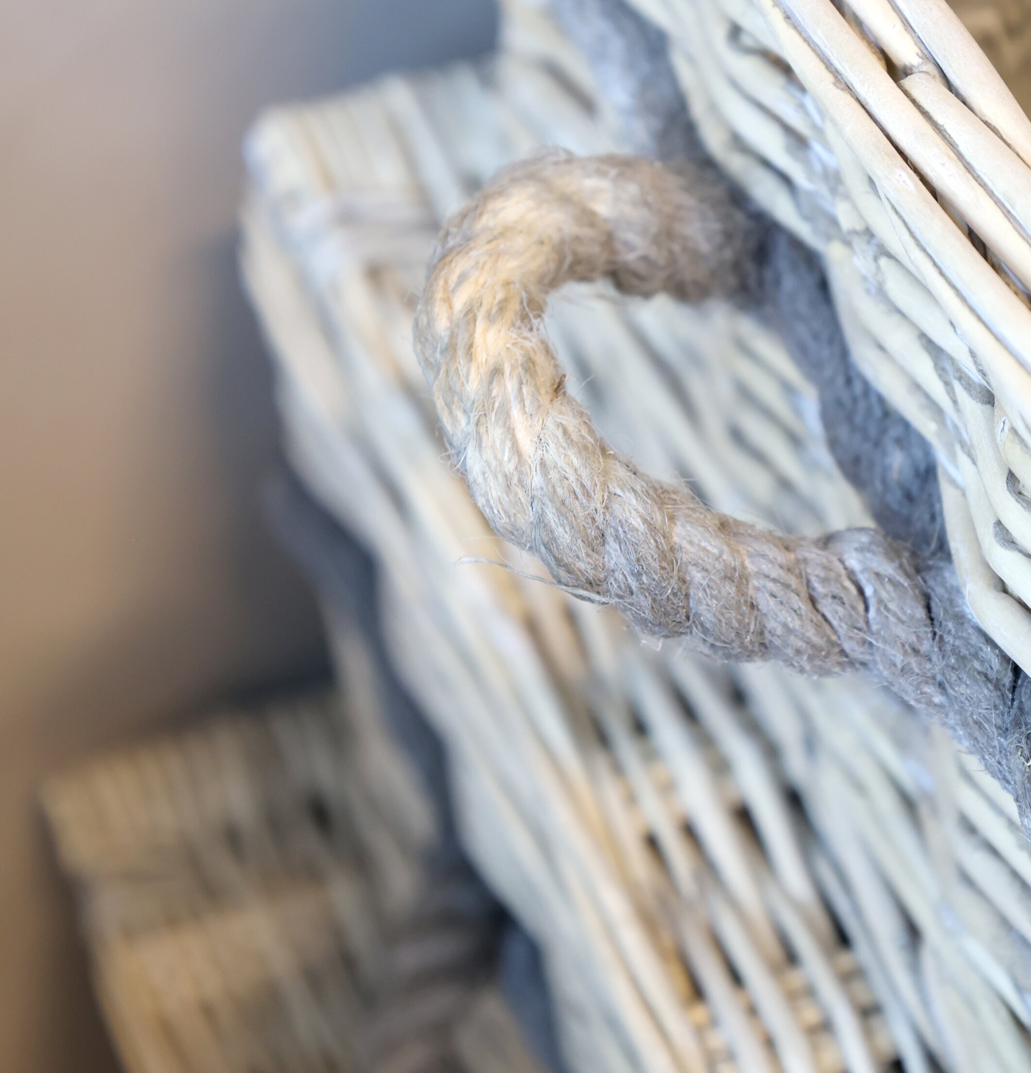 Bild av rustik korg med neutrala toner och hantverk