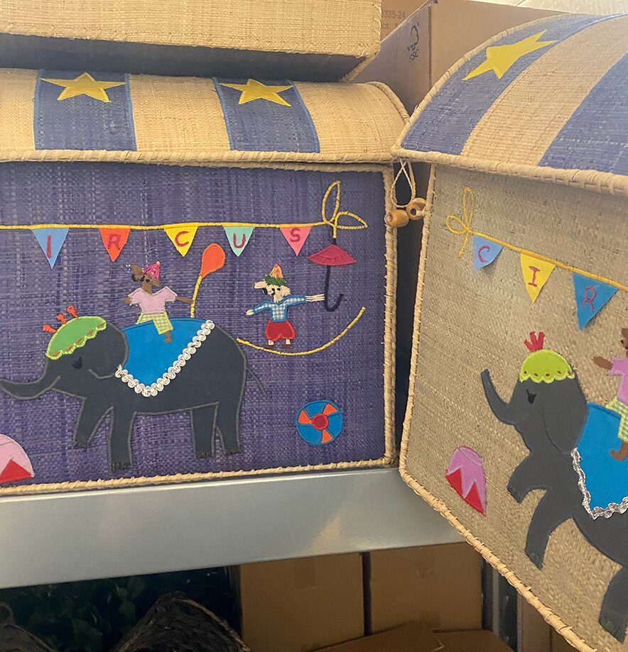 Förvaringskorg Medium Circus Rice Förvaringslådor och korgar Boxar Förvaringsboxar Porslinsboxar Trälådor Smyckesboxar i porslin Förvaringsbrickor Murstensformar