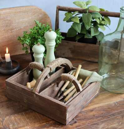 Foto av hemtrevlig scen med trälåda och köksdetaljer