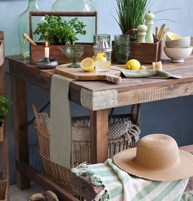 Bild av rustik inredning med trälåda och gröna detaljer