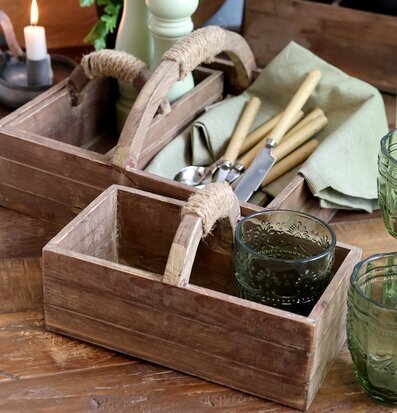 Bild av rustik inredning med trälåda och gröna detaljer