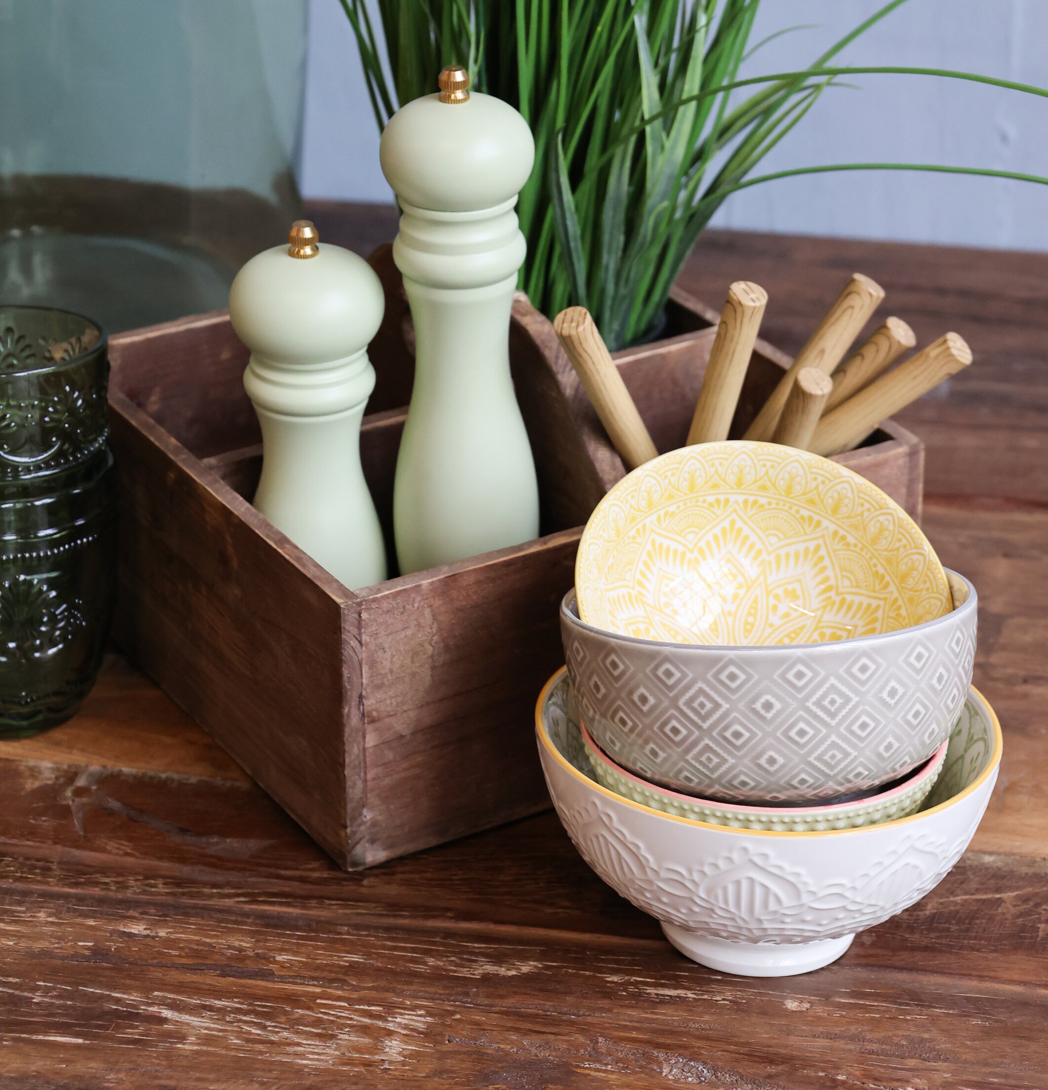 Bild av stilfull köksinredning med rustik trälåda