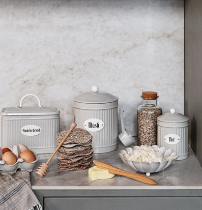 Bild av stilrena plåtburkar i ett elegant kökshörn