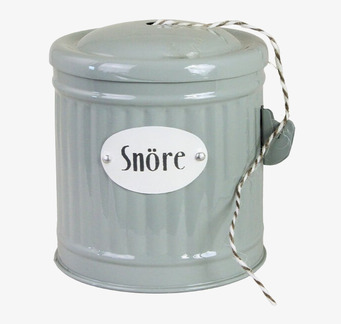 Bild av stilren grön plåtburk med snöre och emblem