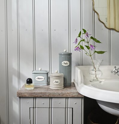 Bild av elegant badrum med stilfulla förvaringsburkar