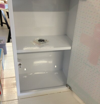 Bild av stilrent medicinskåp med säker låsmekanism