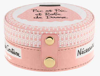 Bild av rund rosa plåtburk med dekorativa detaljer