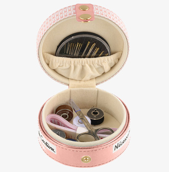 Bild av en elegant sybox med nålar och tråd i mintgrönt