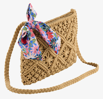 Bild av elegant axelremsväska med makramé och scarf