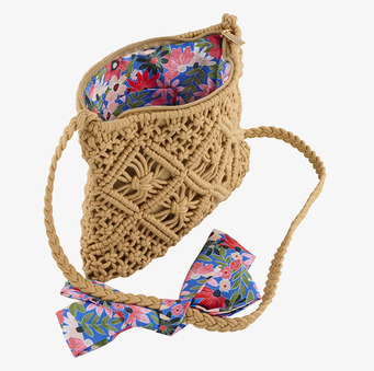 Foto av axelremsväska i makramé med blommigt foder