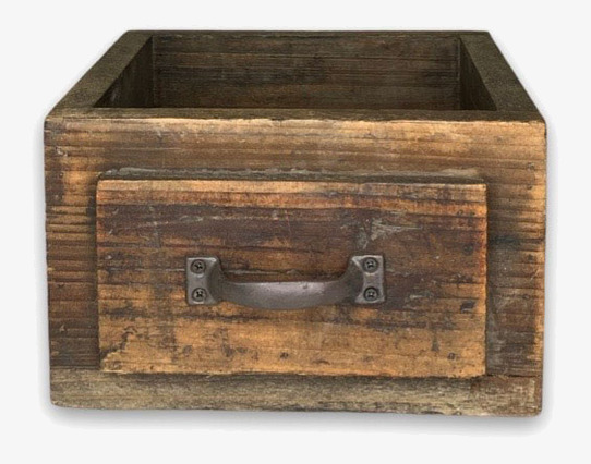 Bild av rustik trälåda med metallhandtag och patina