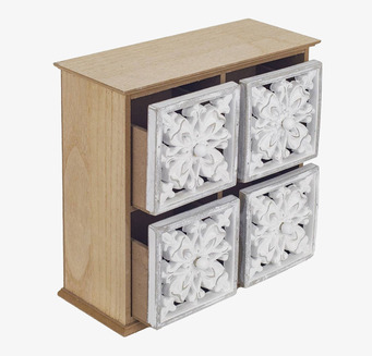 Bild av träskåp med ornamenterade lådor och naturfärgat trä